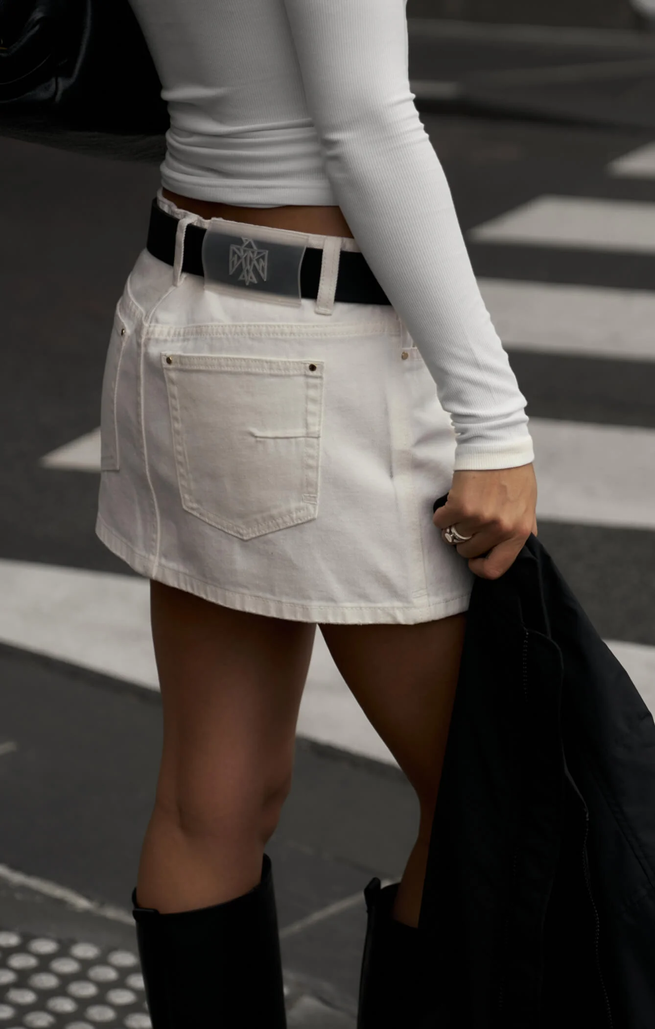 THE DENIM LOW RISE MINI SKIRT - CHALK - Image 6