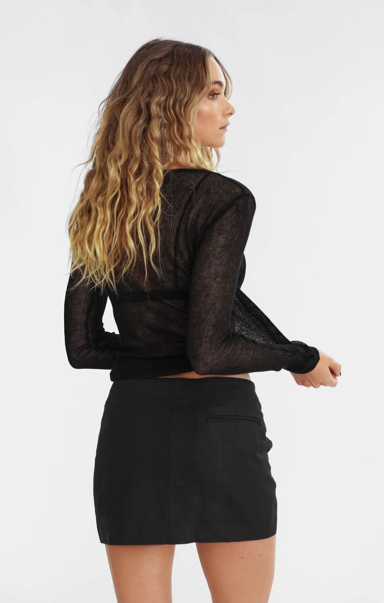 THE LINEN LOW RISE MINI SKIRT - BLACK - Image 3
