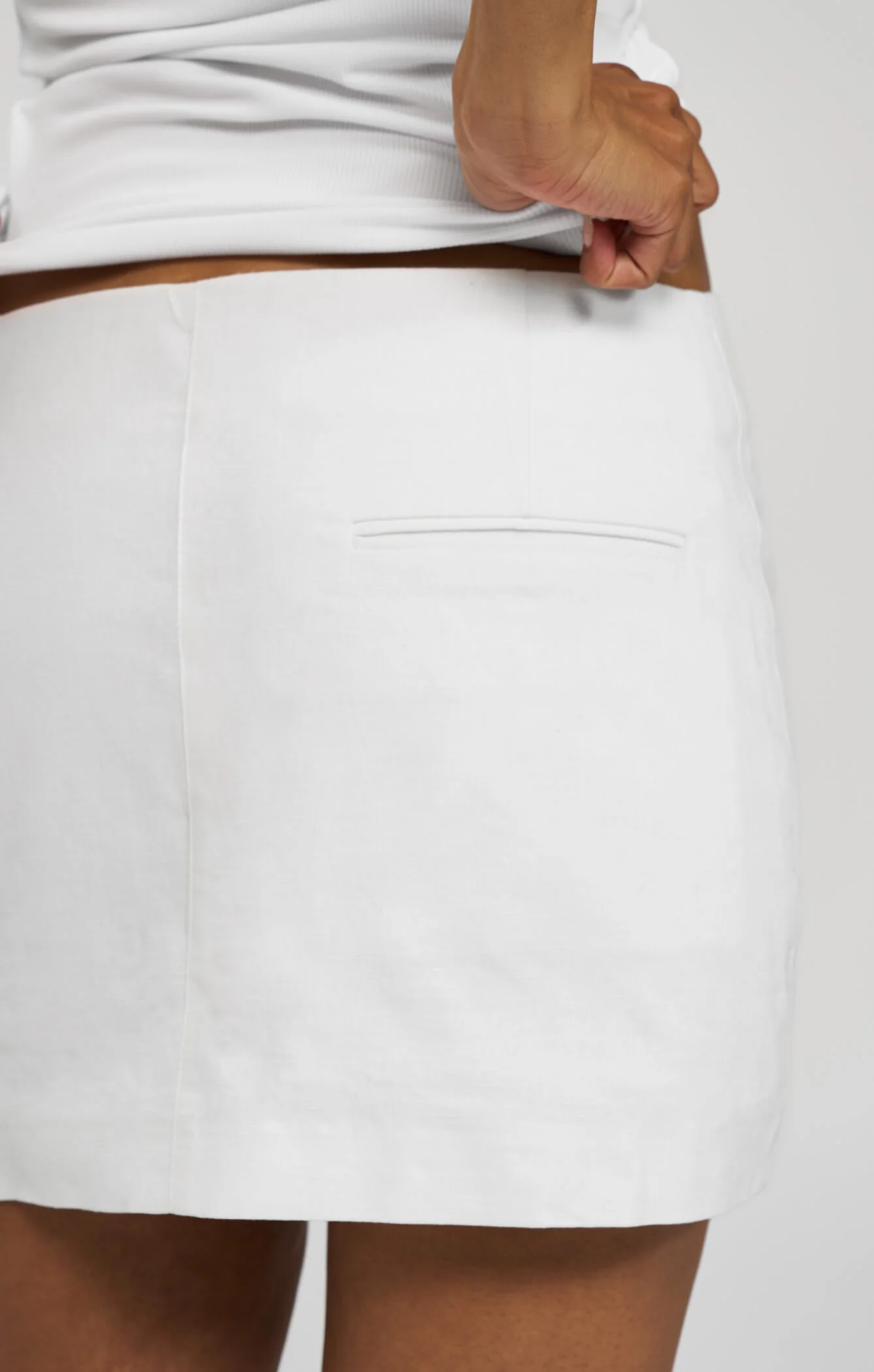 THE LINEN LOW RISE MINI SKIRT - WHITE - Image 6