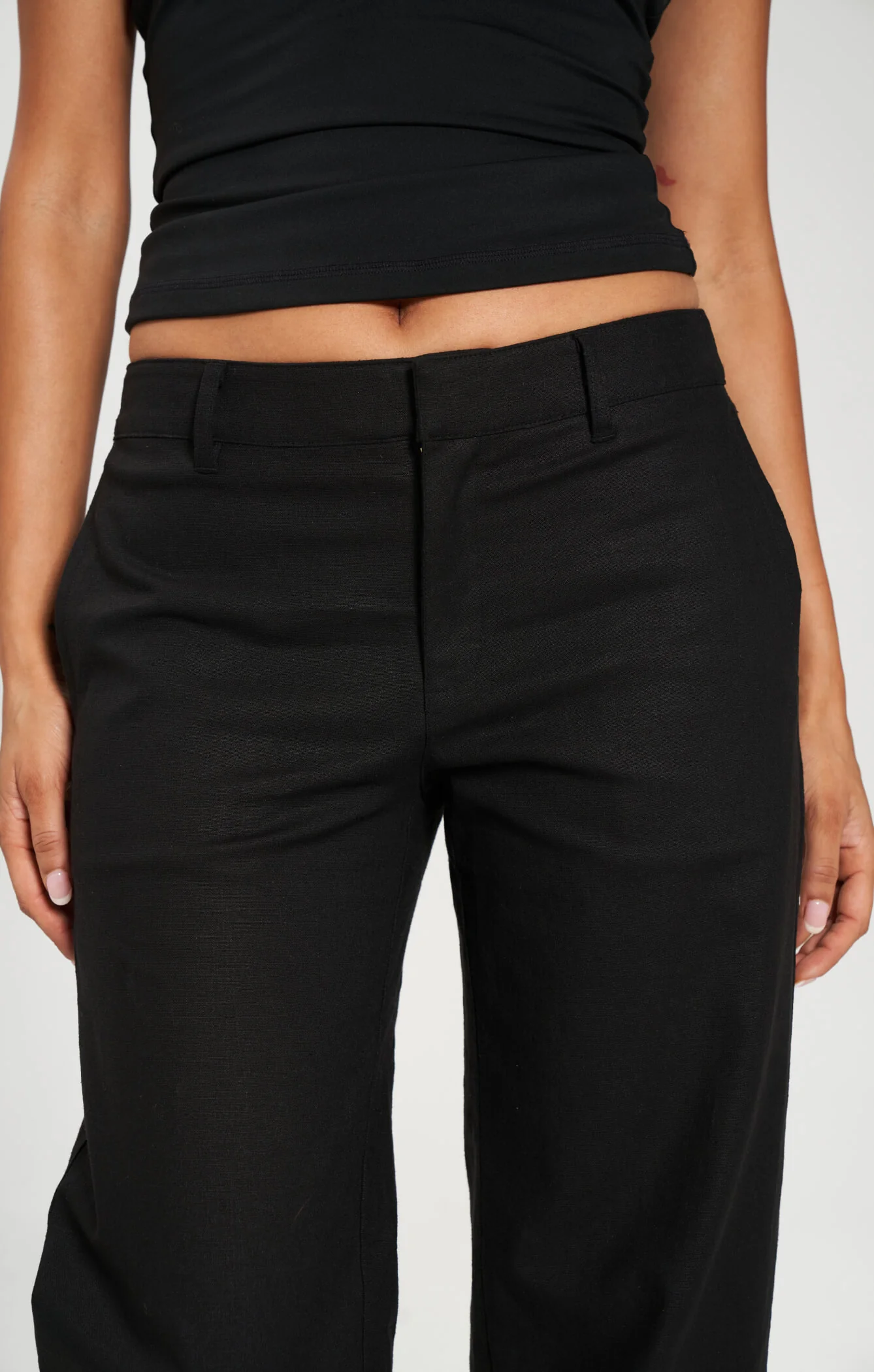 THE LINEN LOW RISE PANT - BLACK - Image 5