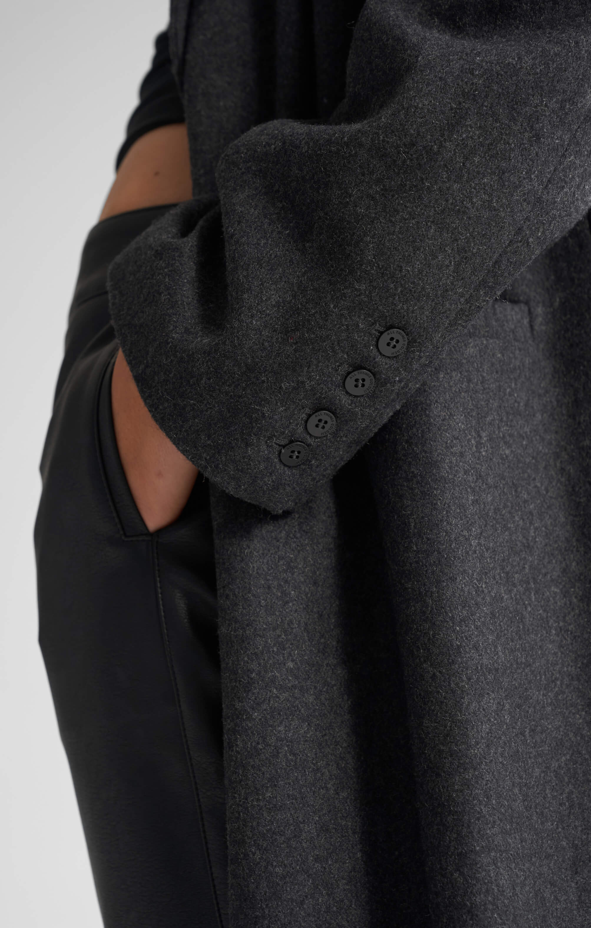 THE LONGLINE CLASSIC COAT - CHARCOAL - Image 4