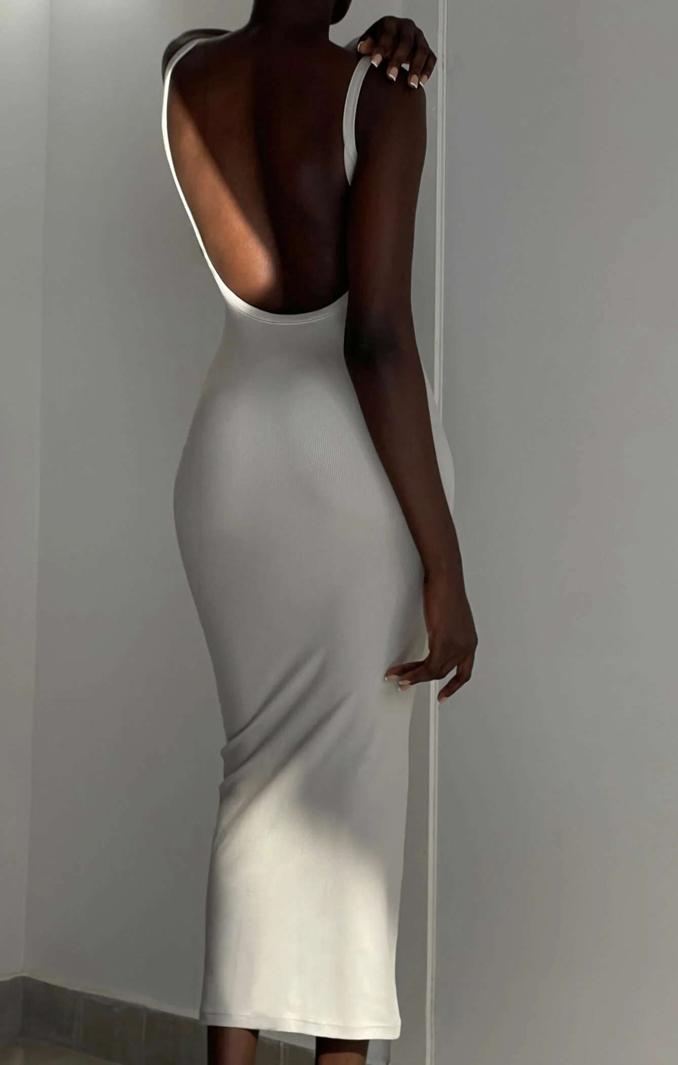 THE LUXE RIB LOW BACK MIDI DRESS - STONE - Image 6