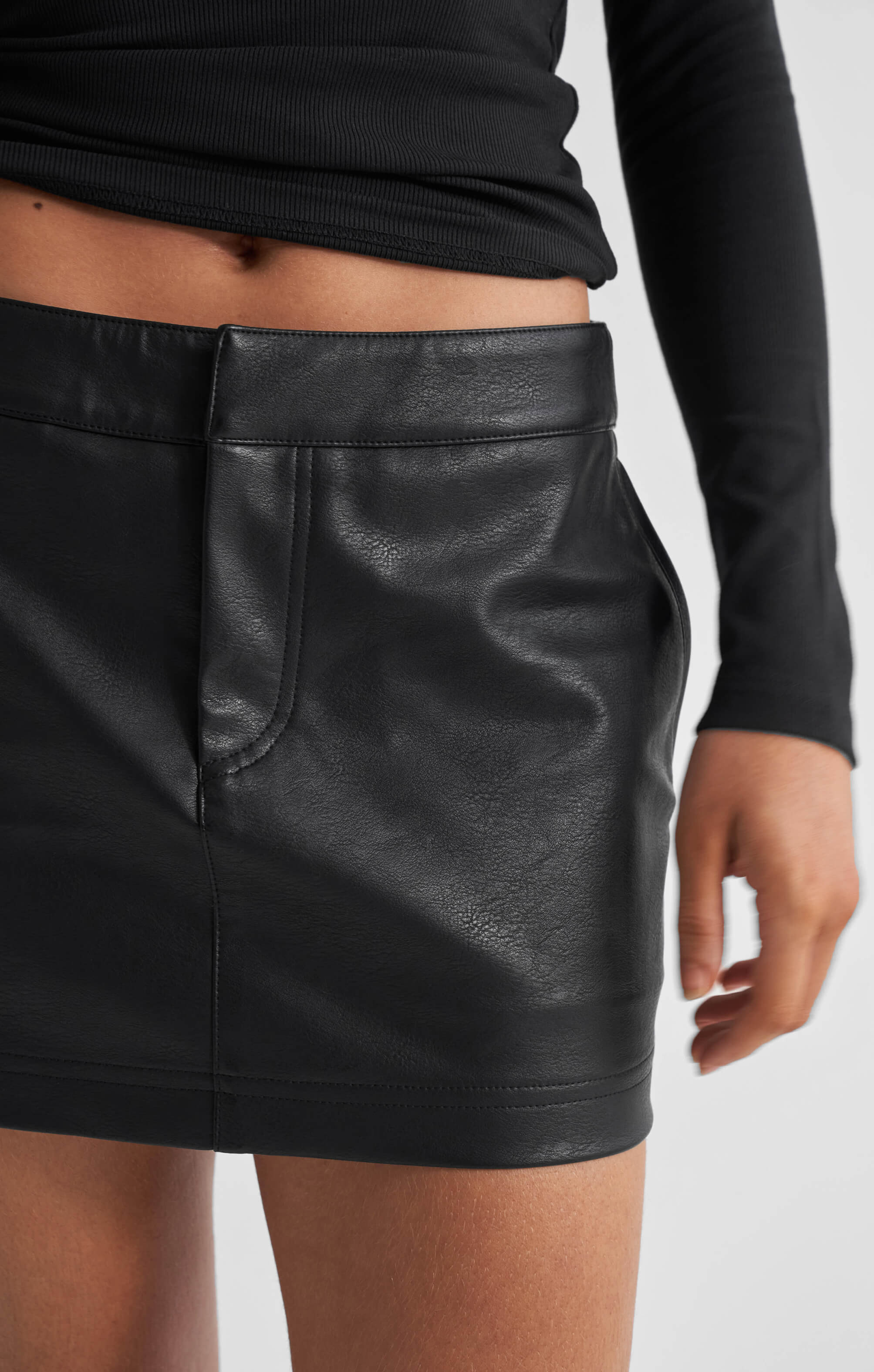 THE PEBBLED™ LOW RISE MINI SKIRT