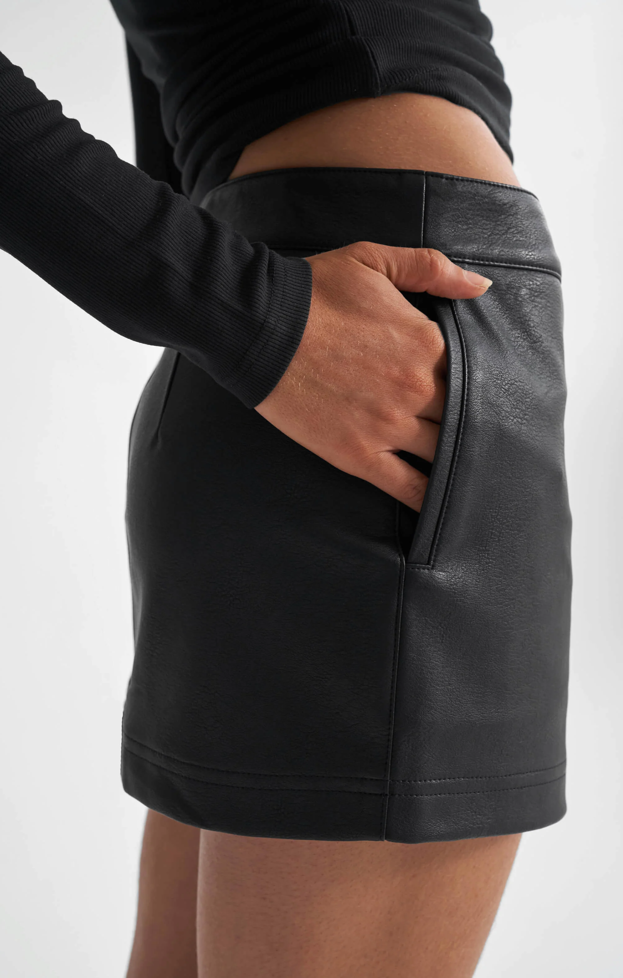 THE PEBBLED™ LOW RISE MINI SKIRT - Image 4