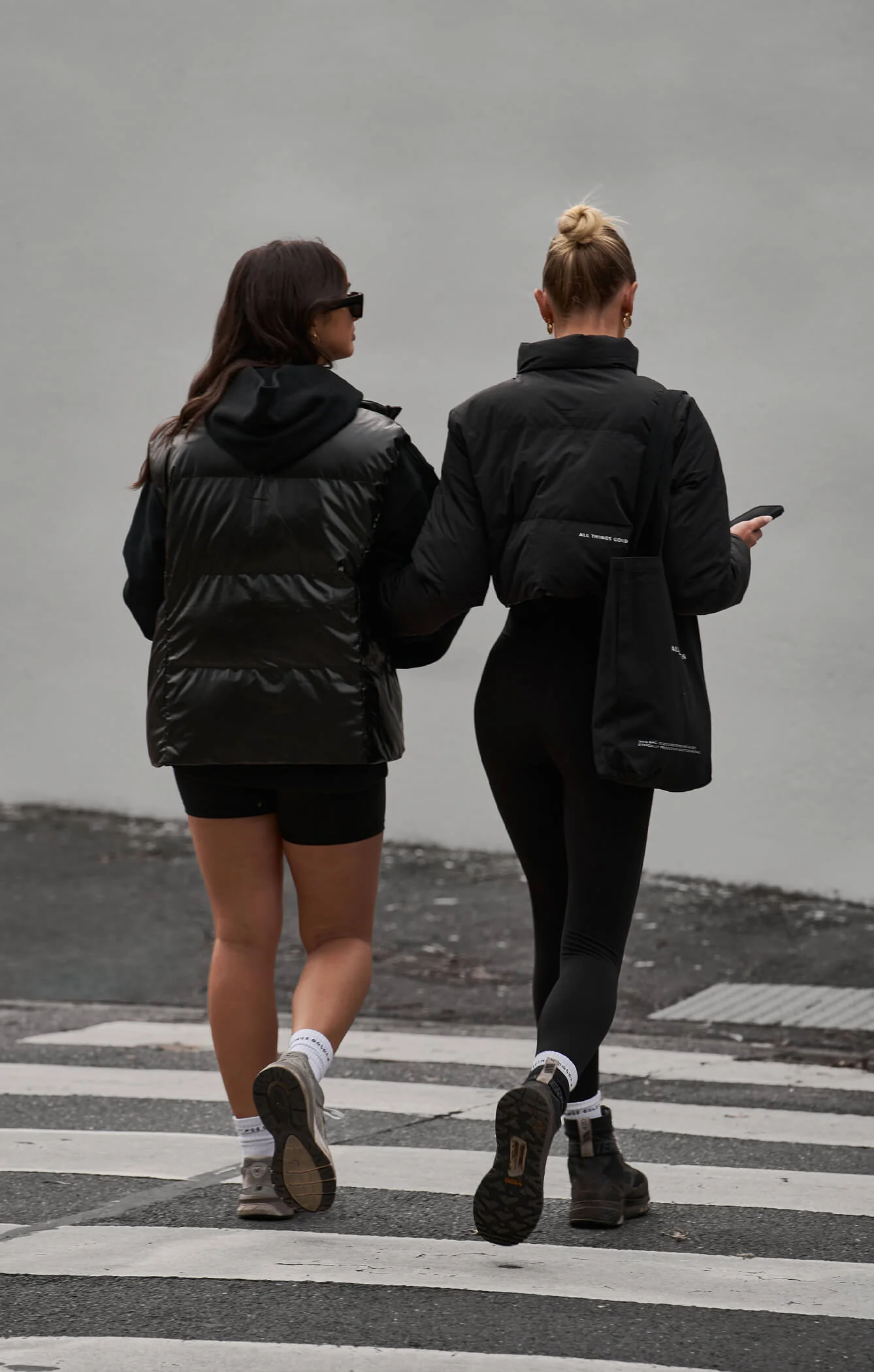THE VEGAN PUFF™ REVERSIBLE CROP JACKET - PATENT/BLACK - Image 10