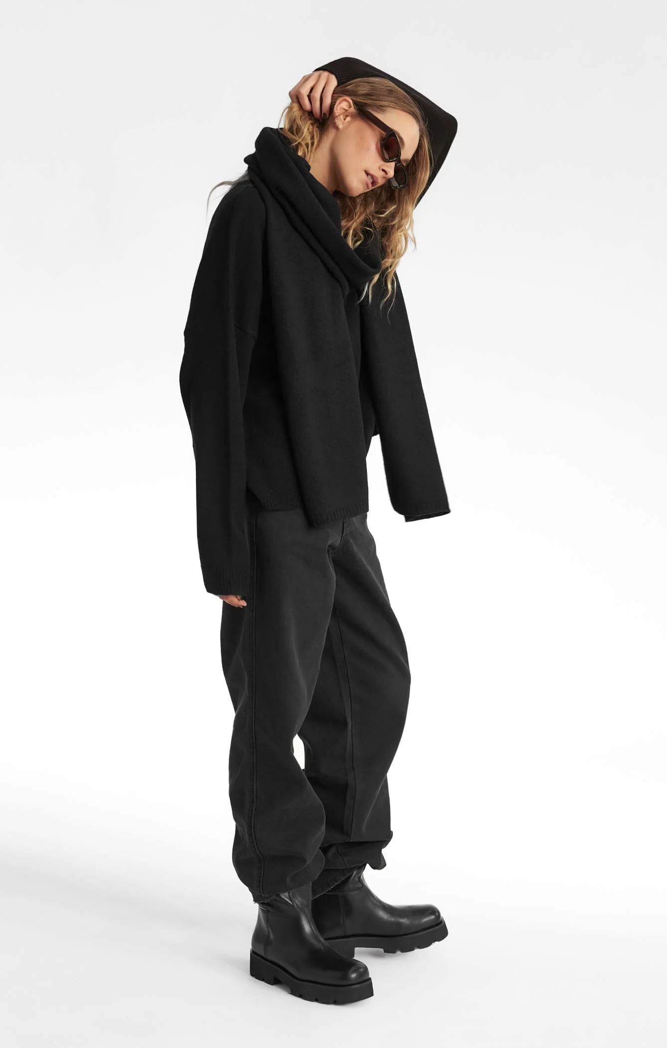 THE WRAP AROUND SCARF - BLACK - Image 3