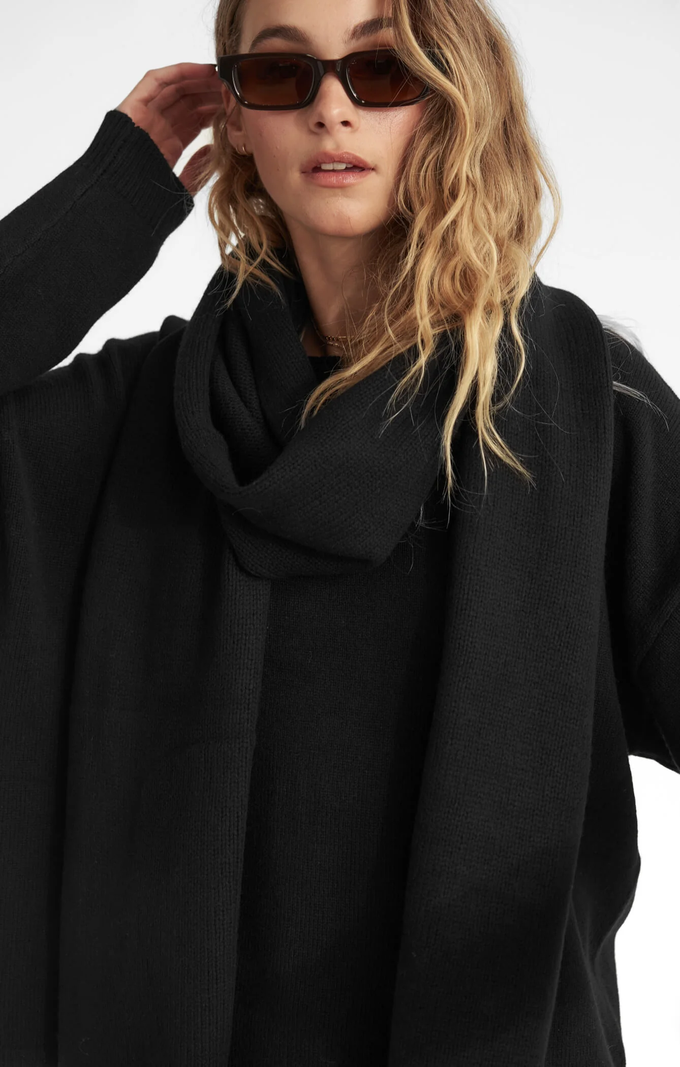 THE WRAP AROUND SCARF - BLACK - Image 4