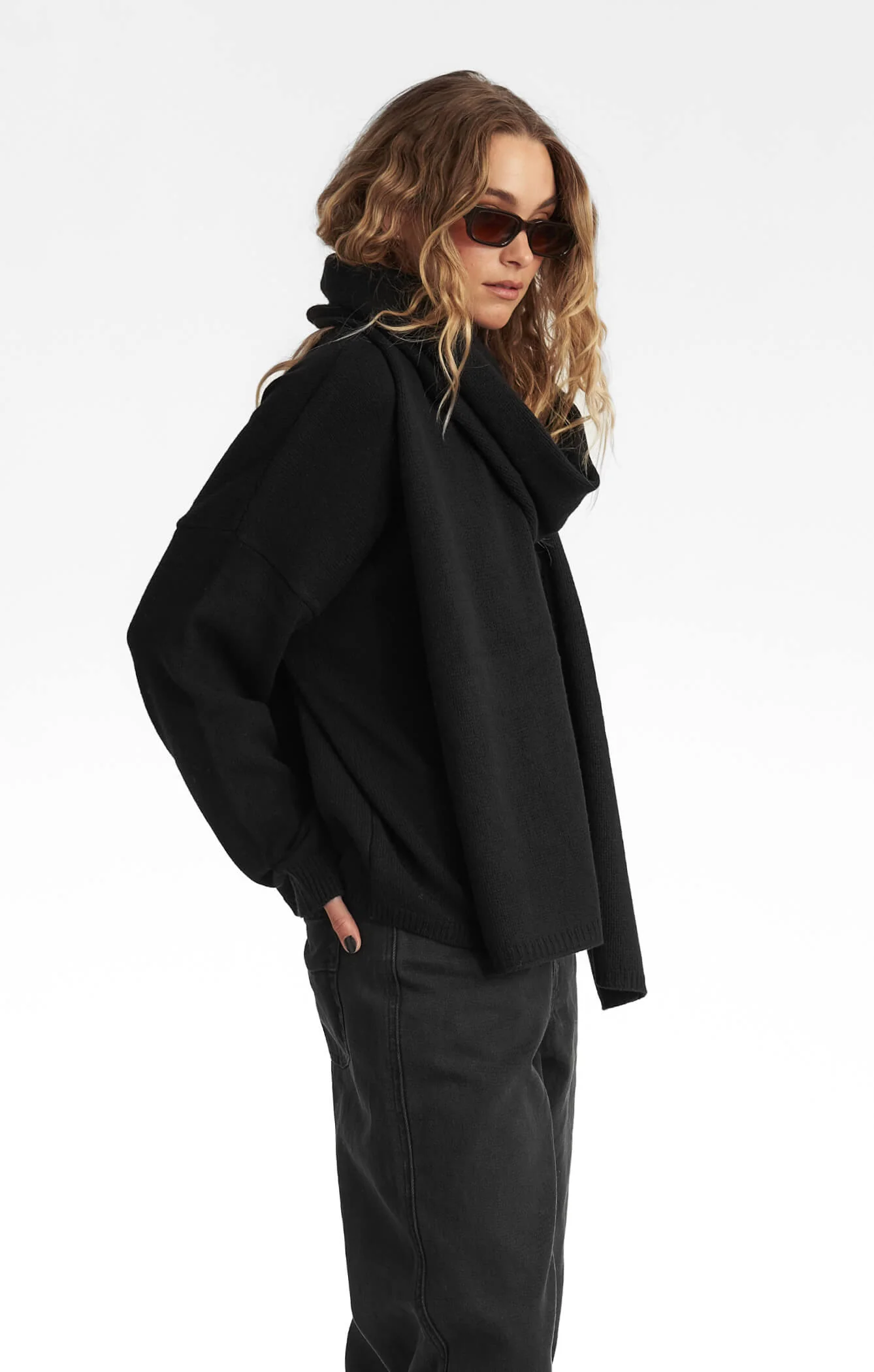 THE WRAP AROUND SCARF - BLACK - Image 5